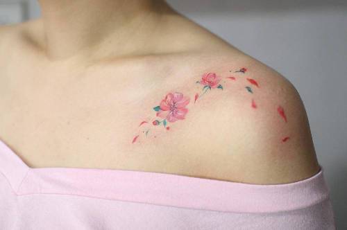 Floral tattoo on the left shoulder. Tattoo artist: Muha Lee flower;small;tiny;little;nature;muha;shoulder;medium size;illustrative