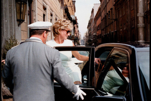 lovelydianaprincessofwales:Princess Diana in Rome, 1996.