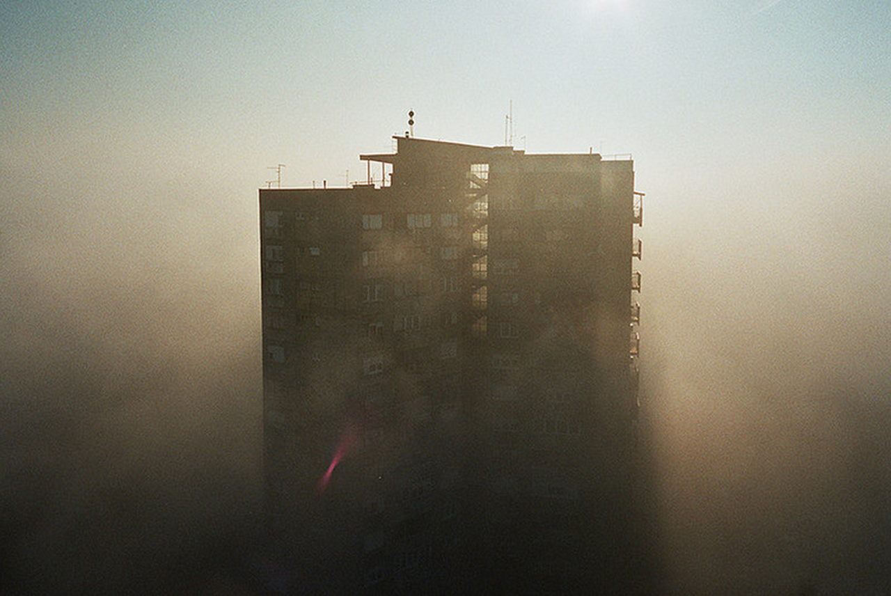 From the fog datapack. Эстетика заброшки в тумане. Туманный заброшенный. Туман заброшка. Заброшка в тумане город.