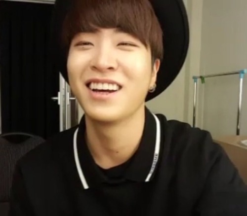 cyjsofties:♡ You can always hear youngjae laughing on the back...