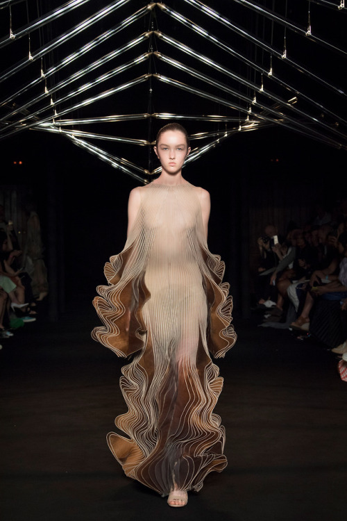 sutekinauso:Iris van Herpen translates motion of bird flight...