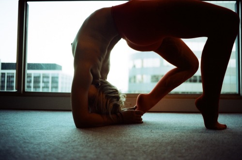 naked-yoga-practice:derekwoodsphotography:Hannah. The Line...