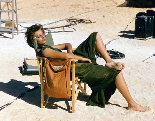 concravatta: "Sophia Loren se relaja en el set libio de la pelÃ­cula de aventuras del desierto 'La leyenda de los perdidos', 1957"