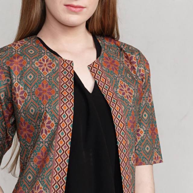 Carina Blazer   hadir dengan desain  yang simpel Rianty 