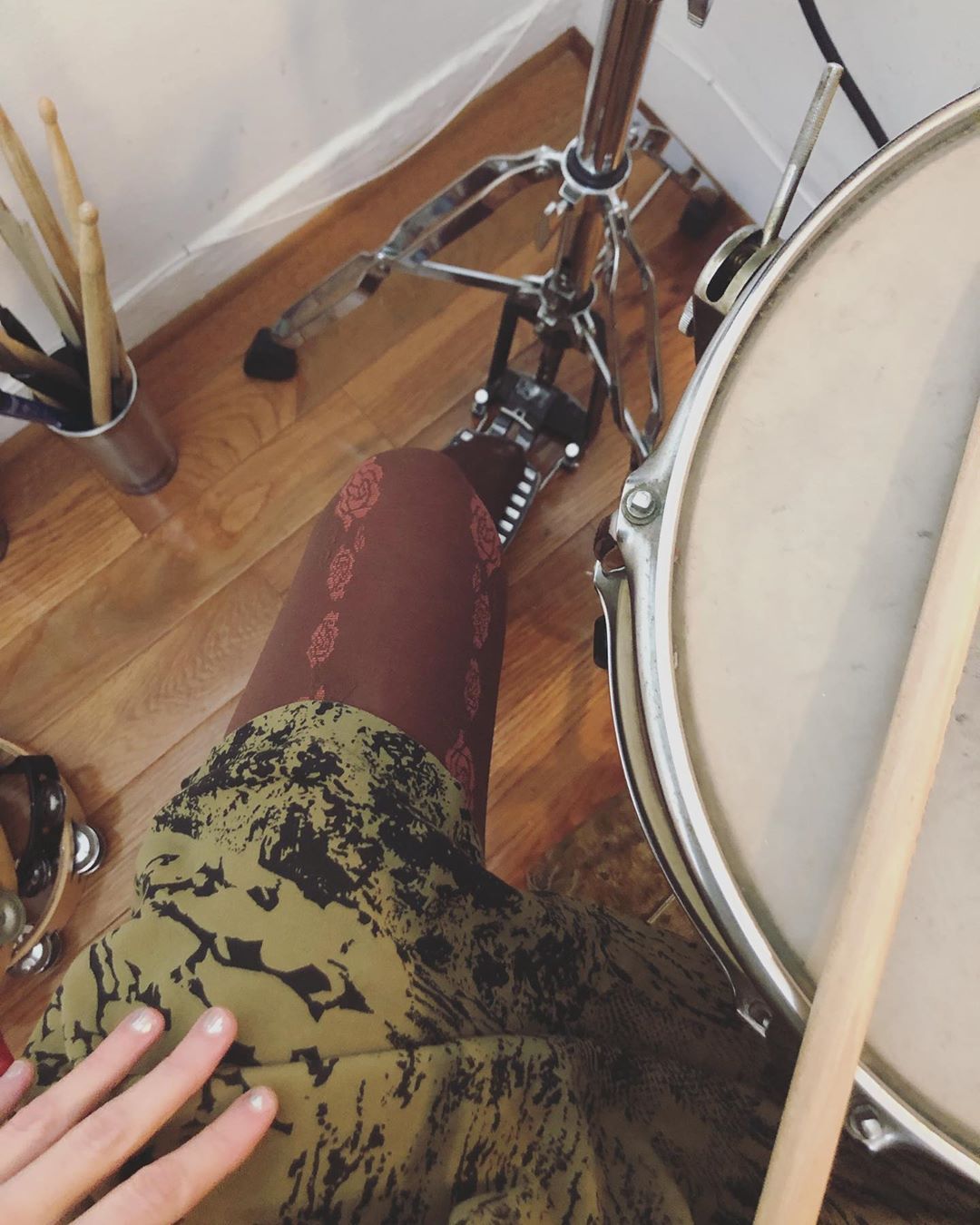 Sorry but I like playing drums in a dress. Do you gotta problem with that? 😘
.
.
.
.
.
#chicks #drums #studio #songwriting #neutunes #womenwhorock #womeninmusic #girlsinmusic #femalemusician #diymusician #song #band #musician #femaledrummers...