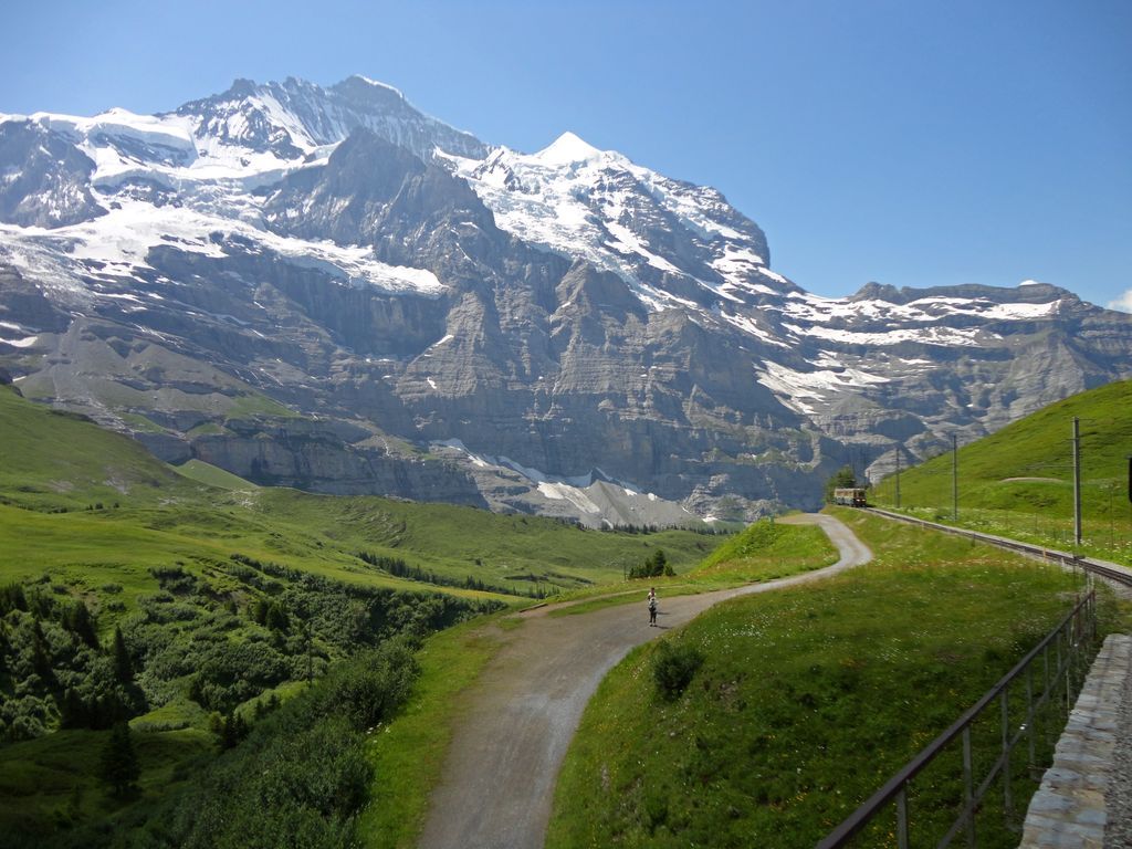 Gemischtrassiger Jungfrau Outdoor Kuessen