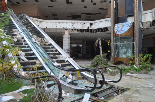 thesecretwondrousworld:Rolling Acres Mall, Akron, Ohio - USA