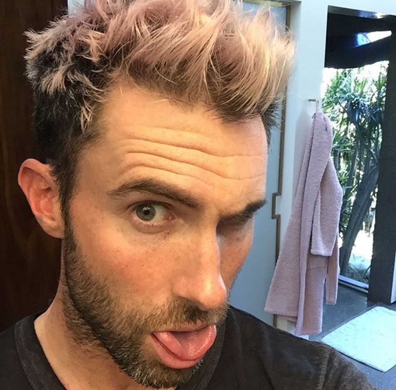 Entertainment Boulevard Adam Levine Shows Off His New Pink Hair