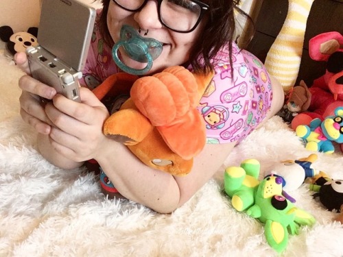 thelittlestbabybear:Gamer babies for life! Gotta catch up on my...