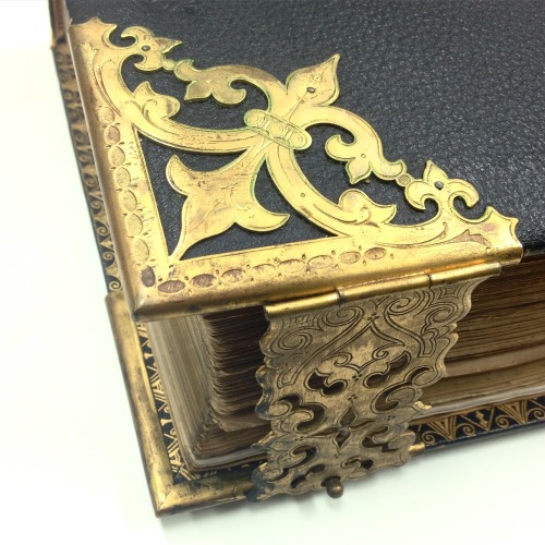 uispeccoll:Book clasps whoooooooFrom top to bottom:xGT509 V4...