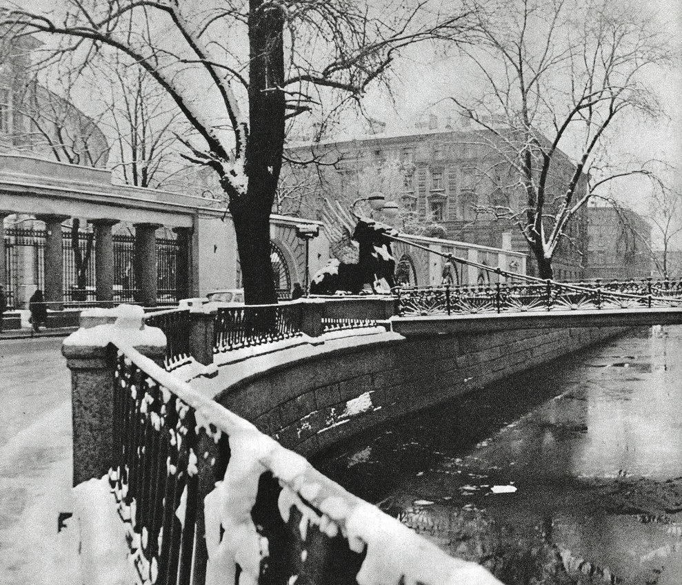 Leningrad, Bank Bridge over the Griboyedov Canal also known as the bridge with Griffins (1975)