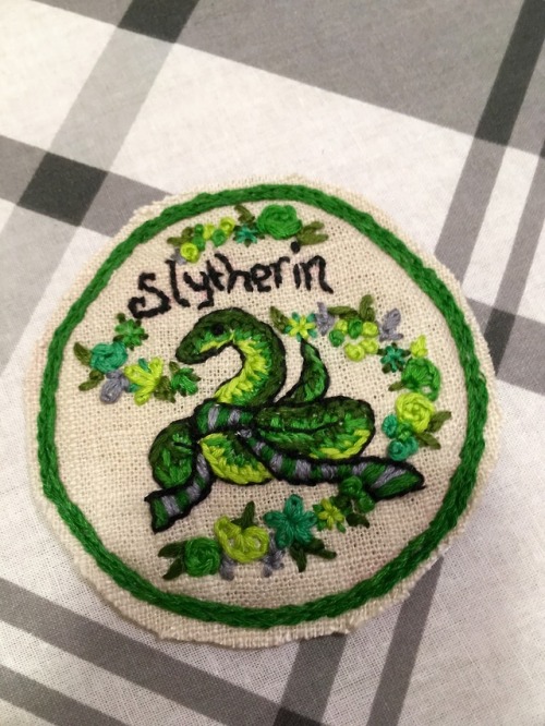 newfashionneedlework:Wanna celebrate your Hogwarts house with...