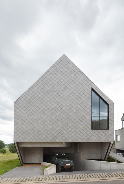 ryanpanos:<br /><br />Leeuw | NU architectuuratelier | ViaNU architectuuratelier created ‘Leeuw’, a new family house designed according to the passive house standard. It’s a compact home that acts as a catalyst of heat. To do this, the exterior finish has a dark tint, and the metal structure is completely detached from the skin to prevent heat loss. Sandwich panels, normally used in industrial buildings (fridges), are used as insulation . Despite its considerable thickness (25 cm) and the numerous preparatory details it induces, implementation will be quick and easy.Indoor climate and ventilation are completely controlled, with almost no other source of heat except for the energy stored in materials and redelivered slowly at night.