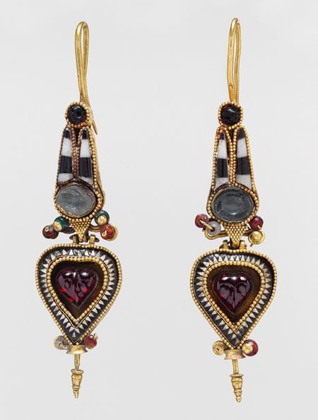 shewhoworshipscarlin:Earrings, 3rd-2nd century BCE, Greece.