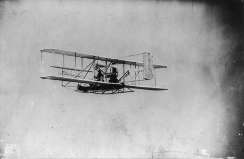 historicaltimes:Wilbur Wright flies over New York Harbor on...