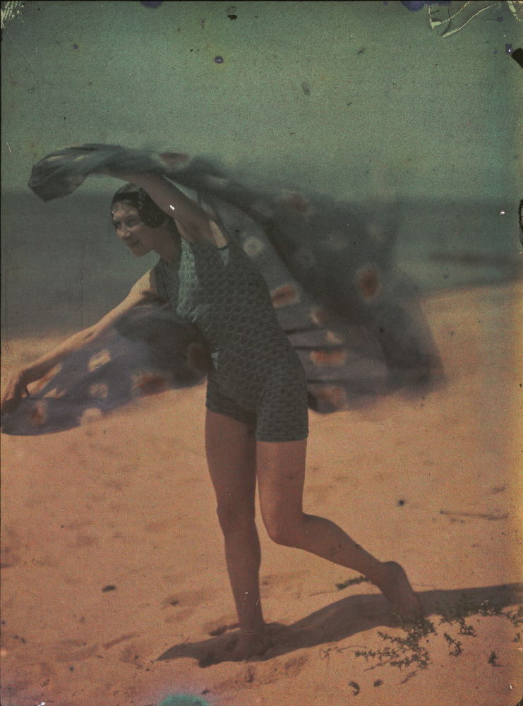 madivinecomedie:
â€œ Ernest-Louis Lessieux. Tatiana sur une plage d'OlÃ©ron (titre factice) aprÃ¨s 1907. Autochrome. Â© Alienor.org
See also
â€