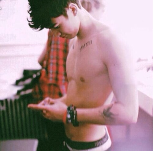 calumspeachy:Calum being his cute self for @calumsababe...