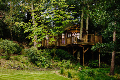 treehauslove:<br /><br />The Pure Package Treehouse. A luxury retreat for adults and children. The kitchenette area is used by the gourmet meals company and sometimes it also serves as a nice place for the cooking lessons. The treehouse has a zip wire and several rope bridges making it a fun adventure for the little ones. Located in Surrey, England.  