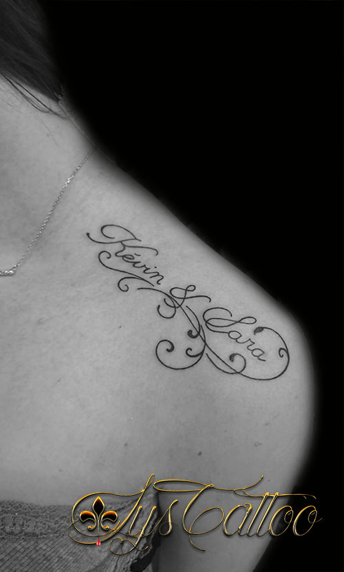 Lys Tattoo Tatouage épaule Clavicule Femme Lettrage