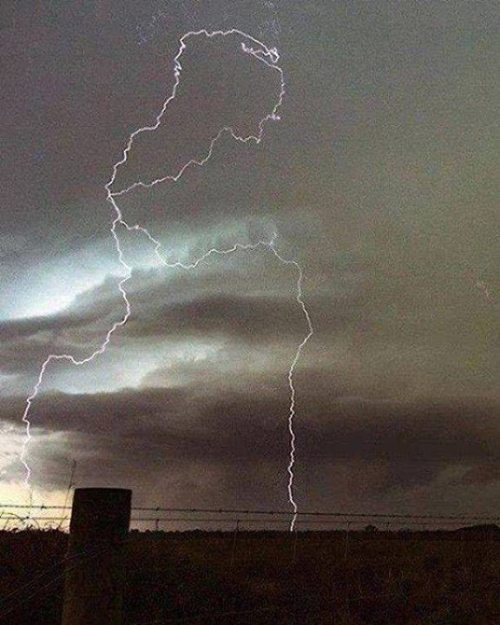 #Lightning #Repost @stormvisuals Supercell thunderstorm with...