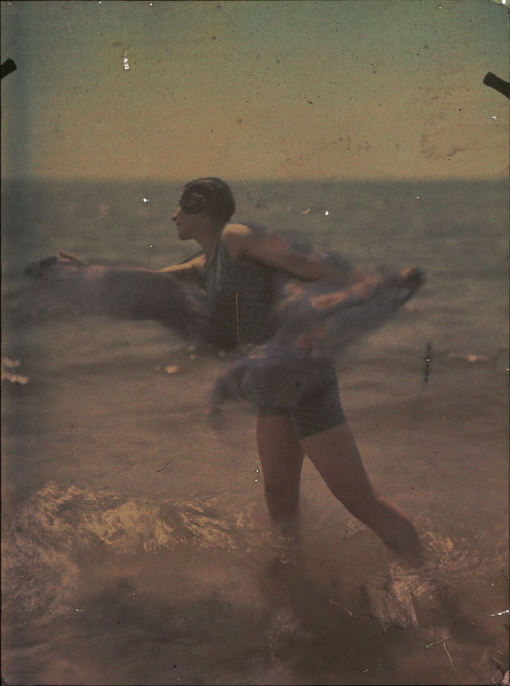 madivinecomedie:
â€œ Ernest-Louis Lessieux. Tatiana sur une plage d'OlÃ©ron (titre factice) aprÃ¨s 1907. Autochrome. Â© Alienor.org
See also
â€