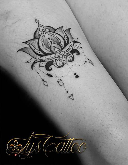 Lys Tattoo Tatouage Cuisse Femme Fleur De Lotus Tout En