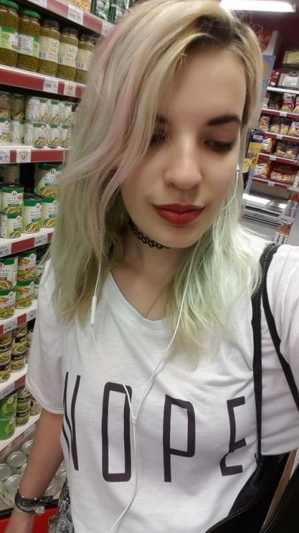 smelly-cat-its-not-ur-fault:supermarket selfies feat. my socks