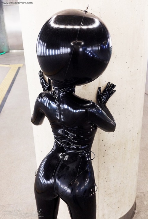 kinkygoethe:Heavy rubber doll! ♥by Latexperiment.com