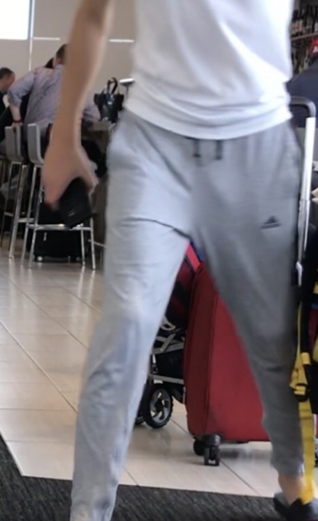 eyelovebulge:This airport cock was HUGE!