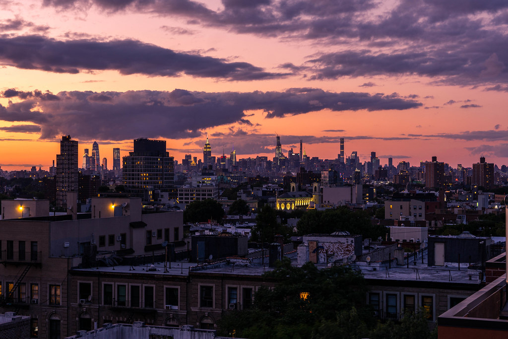 theskylinesblog: â€œBrooklyn Rooftops y Manhattan In The DistanceFoto por Ben Pearce.  El Blog Skylines ofrece excelentes imÃ¡genes del horizonte todos los dÃ­as.  Â¡Entra y disfruta!  "