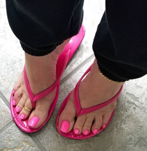 crazysexytoes:Beautiful pink piggies 