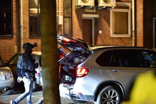 canadian-carbine:Dutch SWAT responding to violent protests in...