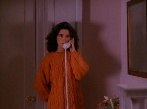 90sfashiongal:I call it…90s girls on phones.