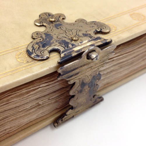 uispeccoll:Book clasps whoooooooFrom top to bottom:xGT509 V4...