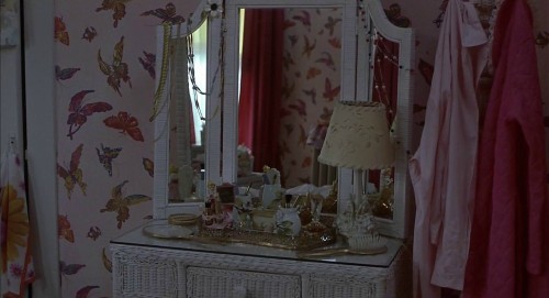 veronicas-sawyers:Girl Interrupted (1999), Daisy’s bedroom.