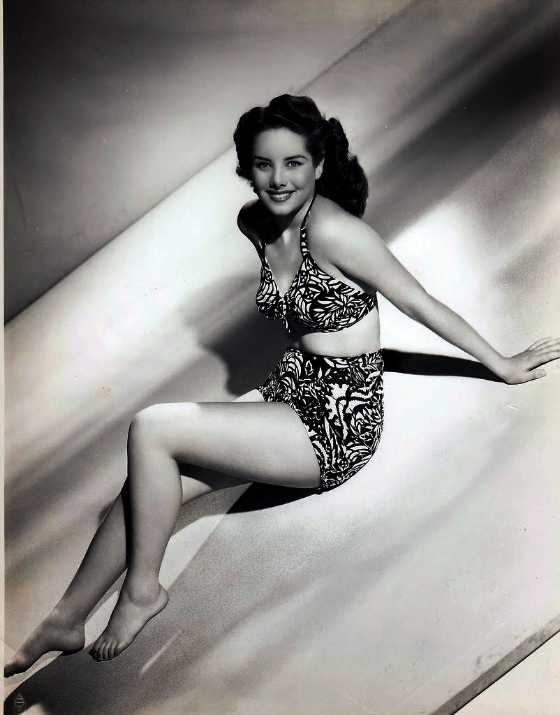 olga-4711:
â Colleen Townsend ca. 1942. Colleen began a film career in 1944, appearing in minor roles in several films. By 1946, she was appearing on the cover of magazines, and in 1947 was signed to a contract by 20th Century Fox. â