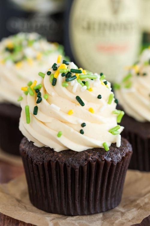 ugly–cupcakes:GUINNESS, WHISKEY & IRISH CREAM CUPCAKES