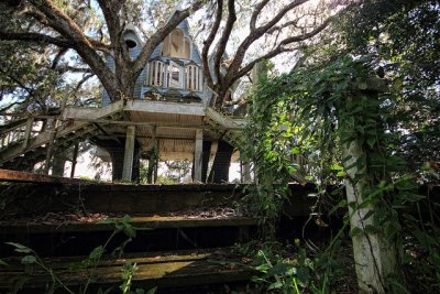 heatherwpetty:<br /><br />bethrevis:<br /><br /><br />An abandoned Victorian tree house somewhere in South Florida<br /><br />I want, so much, to write a book in this house.<br /><br />Me tooooooo<br />