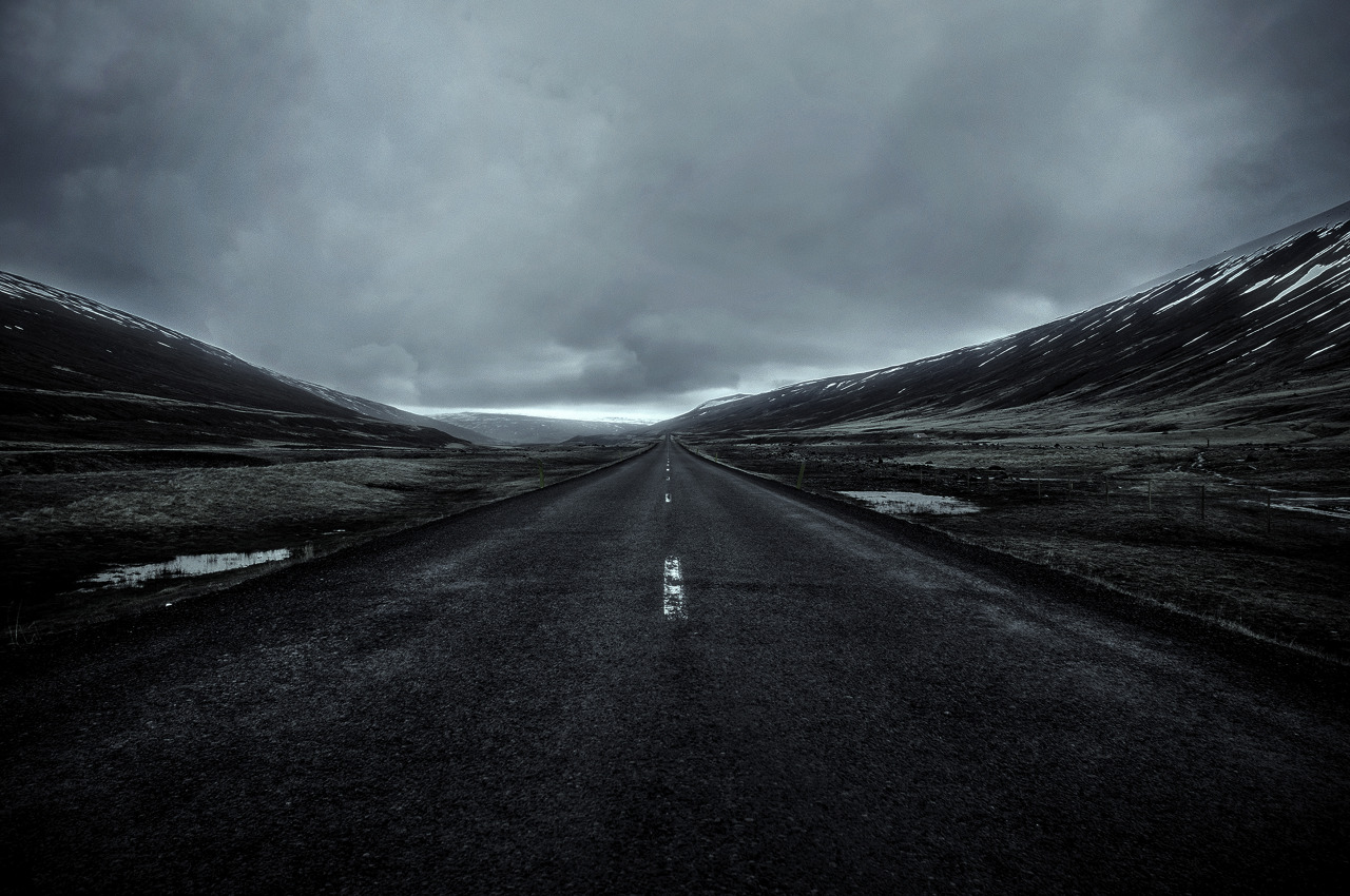 Dark desert. Дорога сбоку серое небо. Dark Desert Highway. Desert Dark background.