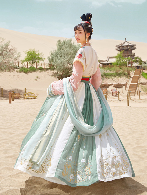 hanfugallery:Chinese hanfu by 十三余·小豆蔻国风