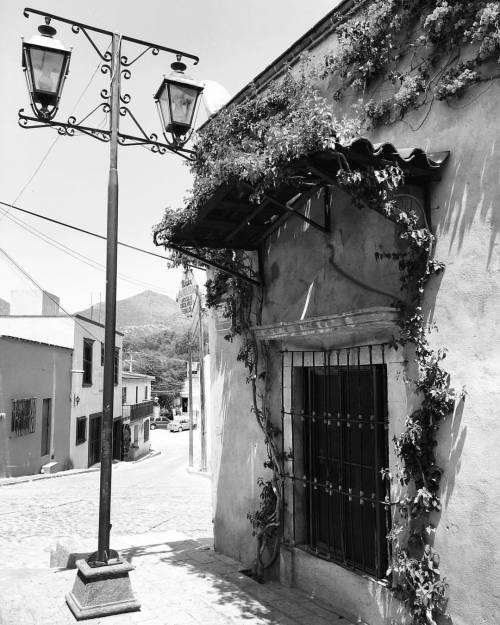 Faroles esquina y ventana de Bernal #blackandwhite...