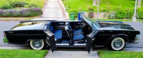 crazyforcars:1965 Lincoln Continental convertible.  First year...