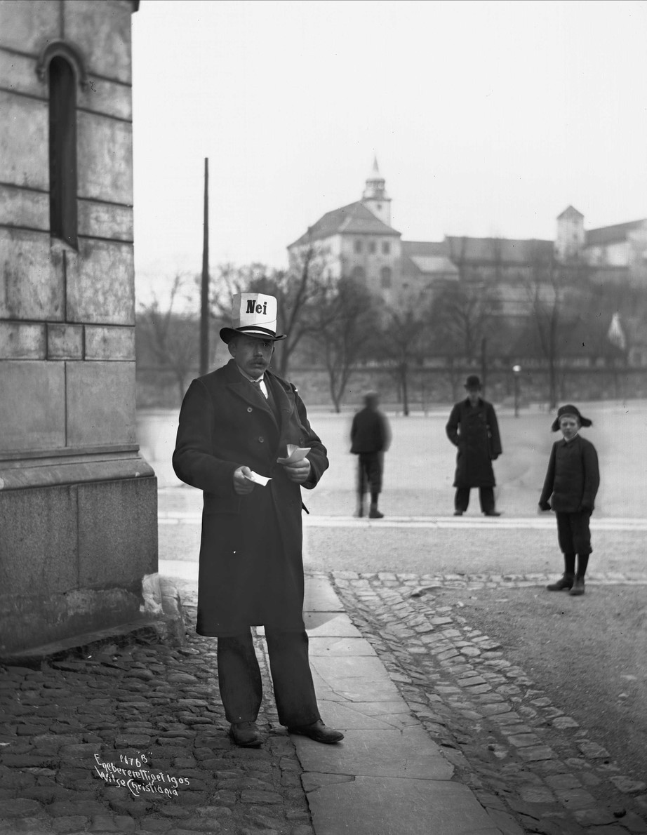 vintagenorway:
“Akershus Fortress during the referendum on independence, August 13th 1905. A solitary man campaigning for “no”.
The result was 99.95 percent “yes” for Norwegian independence from Sweden.
”
