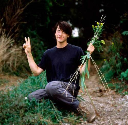 illechill:Keanu Reeves, some awkward 90s photoshoot