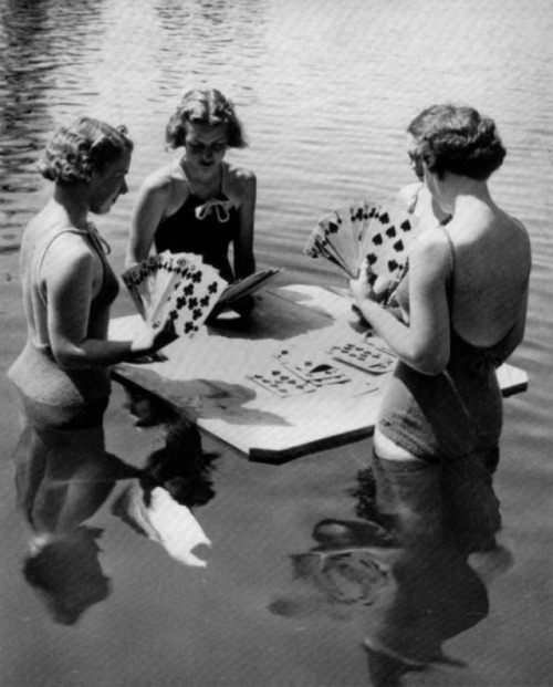 maudelynn:Keeping cool in the Summer heat c.1928 