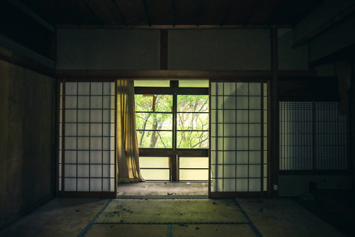 elugraphy:タイル風呂の旅館Abandoned old inn with tile bath.