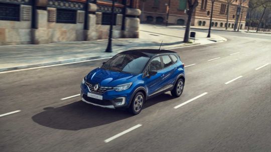 Novo Renault Captur russo na cor azul em movimento na estrada