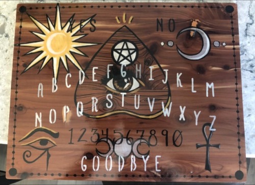 urbanspellcraft:weirdandwitchy:Ouija and pendulum boards...