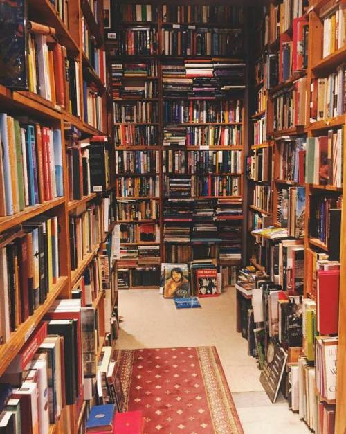 whilereadingandwalking:Alabaster Bookshop is smaller, more...