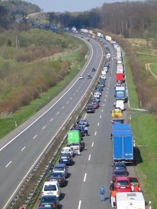 muyintedezante:Fotografía de una carretera de Alemania con...